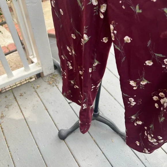 Sadie & Sage Red and White Floral Jumpsuit with V-Neck - Picture 7 of 13